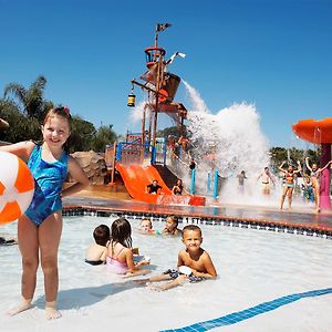 Howard Johnson By Wyndham Anaheim Hotel & Water Playground